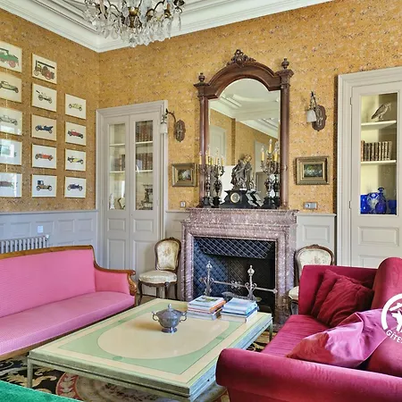 Chateau De La Roche, 11-12 Personnes * Ahuillé